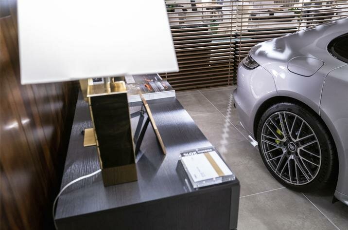 Porsche Panamera Turbo S w salonie na tle lampy Kler